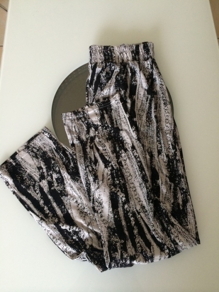 Pantalon fluide blanc et noir taille M/L acheter vendre