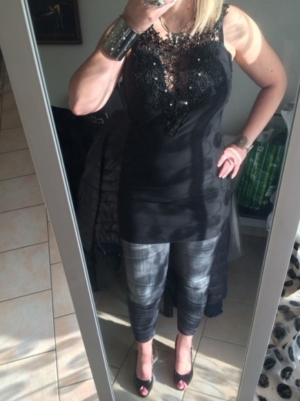 Tunique noire avec dentelle et strass taille M/L neuve acheter vendre