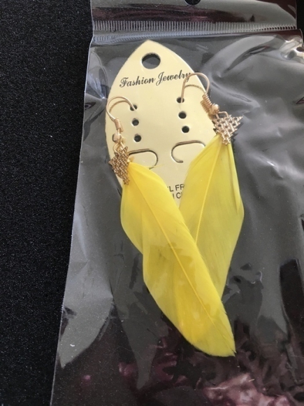 Boucles d'oreilles pendantes avec plumes jaunes acheter vendre