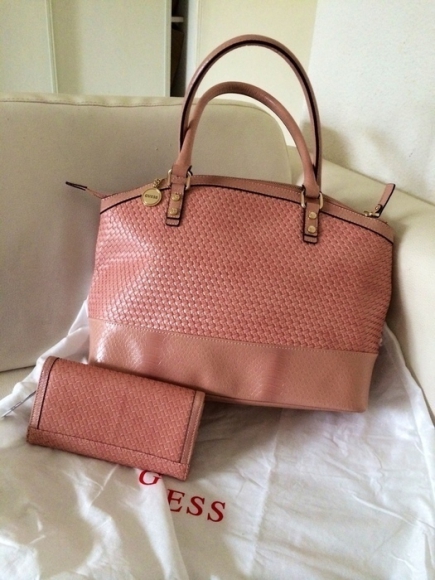 Ensemble sac à main et portefeuille roses Guess neuf acheter vendre